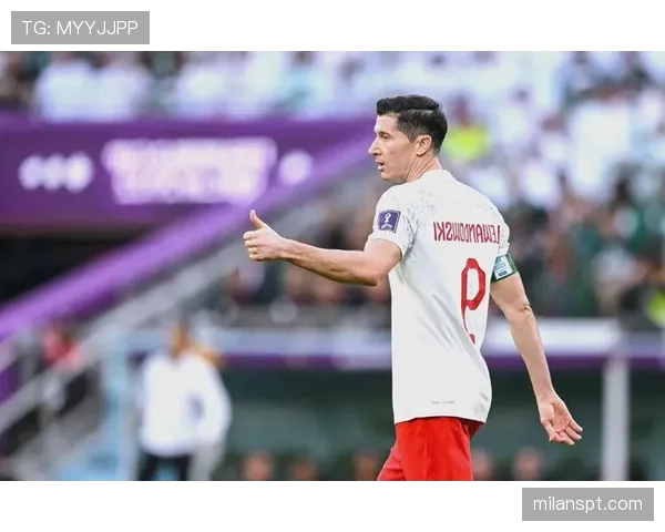 莱万禁区内倒地,VAR长时间介入后主裁判维持未判点球决定 莱万禁区内倒地,VAR长时间介入后主裁判维持未判点球决定