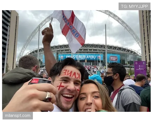 梅斯主场球迷在比赛第12分钟集体鼓掌，纪念已故俱乐部传奇